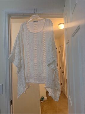 Lightweight White Batwing Women's distressed Top